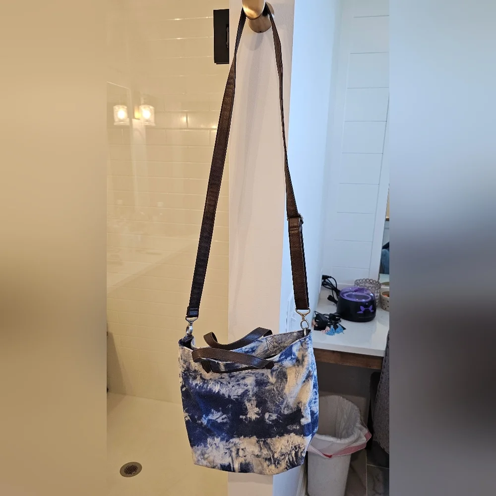 Thirty-One Blue and White Crossbody Bag with Artistic Design - Picture 2 of 4